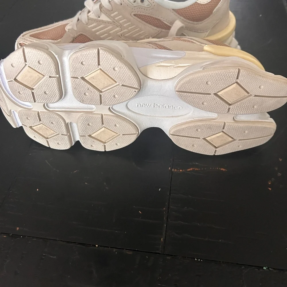 New Balance Beige & White Mode De Vie size 7 - Picture 2 of 3
